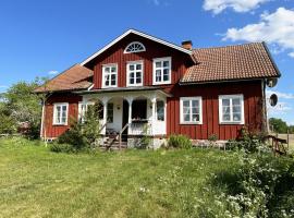 Charming and old house in Virserum close to lake, Hotel in Virserum