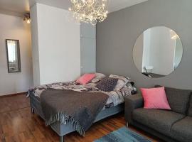 Ihana yksi&ouml; joen ja torin l&auml;hell&auml;