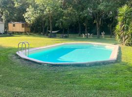 Aux portes de la Camargue studio balneo sauna et piscine, hotel a Tarascon