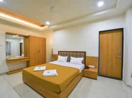 Hotel TrushaDham Near to Mahalaxmi Temple Kolhapur, hotelli Kolhapurissa lähellä maamerkkiä Rankala Lake