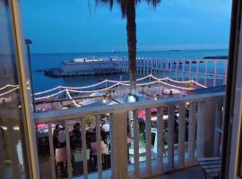 Suite beachfront near the station and Port, 5 beds, hotel in Civitavecchia