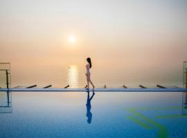 Maximilan Danang Beach Hotel