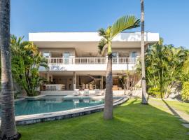 Spacious and Stylish Villa 3 Bedroom Seminyak, alquiler vacacional en la playa en Denpasar