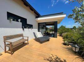 Einzigartiges Haus mit Pool großem Garten und Kamin, hotell sihtkohas Bad Salzungen