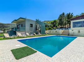 House with Pool & Garden for Families & Friends 2, budgethotel i Iraklio
