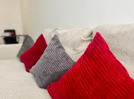Neuwertiges Apartment mit schnellem WLAN, Netflix, Glasfaser, Kostenlose Privatparkplatz auch für Transporter geeignet R20