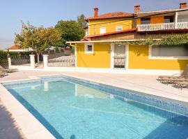 Espectacular casa con piscina y jardín, hotel in Oruña