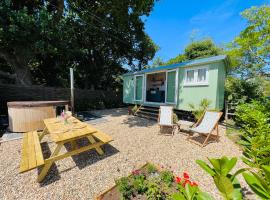 The Green Hut, hotel with hot tubs in Battle