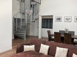 Loft proche centre ville Hôtes habitant à l étage โรงแรมสำหรับครอบครัวในลาวาล