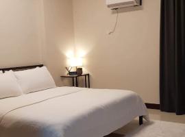 101 Newport blvd C2 4F by Rechelle Nunag, hotel sa Maynila