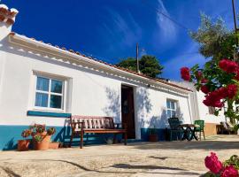 Casa Anneli - relaxing under the olive tree, hytte i Aljezur