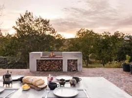 Avemore Vineyard View - wood fired hot tub and full power back up