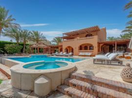 6BR Villa in North Golf El Gouna Private Pool Lagoon Guest house: Hurgada'da bir konukevi