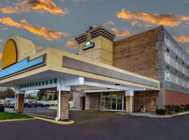 Days Inn by Wyndham Livonia Canton Detroit，利沃尼亞的飯店