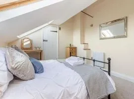 Cosy 2 bed with parking and garden