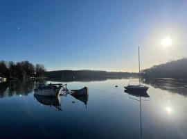 Relaxing Riverside Cottage, hotel v destinaci Llangwm