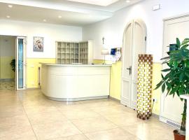 OSTELLO MADRE SANTINA, hotel in Lecce