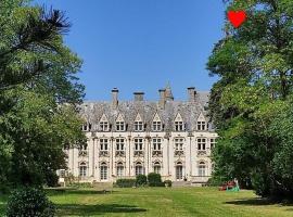 Charmant STUDIO au Calme Tout Confort Dans Château Néo Gothique proche ZENITH COMET ORLEANS Parking Voiture Gratuit WIFI Haut Débit Rue des Montées, country house in Orléans