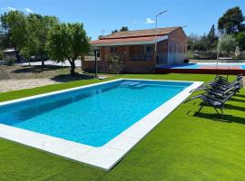 Casa con piscina, Villa Alarilla: Fuentidueña de Tajo'da bir otoparklı otel