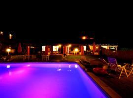 Villa (apartment H) — Pool — Lake Idro โรงแรมที่มีที่จอดรถในVesta