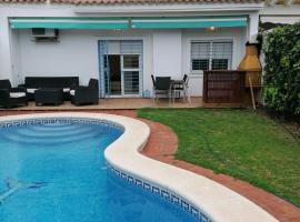 Casa con piscina privada, smještaj uz plažu u gradu 'El Puerto de Santa María'