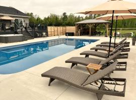 4 bedroom 3 bathroom Riverside Retreat with seasonal heated pool and hot tub Sleeps 12 Durham Nova Scotia, hotel di Pictou