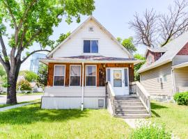 Unique Two Story with a Vintage Flare, Hotel mit Parkplatz in Fargo