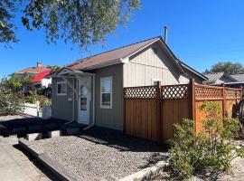 Cheerful pet-friendly bungalow right in town, cottage in Montrose