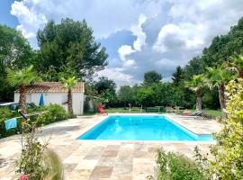 Aix-Marseille superbe T2 avec jardin, piscine et parking, hotel with parking in Simiane-Collongue