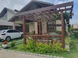 Chalé de campo em condomínio fechado