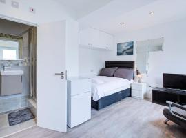Comfy and Convenient Studio Suite Lewisham with Free street parking, WIFI and quick access to central London Sleep 3, alojamiento en Forest Hill
