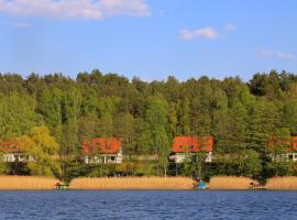 Cztery Luksusowe Domy na Mazurach, jezioro Juksty - SAKURAREST: Sniadowo şehrinde bir otoparklı otel