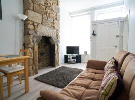 1 BDR House By Caledonia Luxe Stays Short Lets & Serviced Accommodation Lanark: Douglas şehrinde bir otel