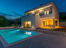 Luxury Villa Oriolus, heated pool, sauna, Split, hotel in Srinjine