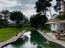 Villa avec piscine privée، كوخ في طبرقة