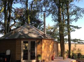 Woodpecker Cabin with Hot tub: Kings Lynn şehrinde bir orman evi