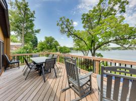Waterfront Fox Lake Vacation Rental with Fire Pit!、Fox Lakeのヴィラ
