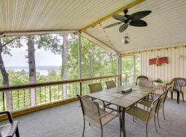 Bright Byrdstown Home with Views of Dale Hollow Lake, hotel v destinaci Frogue