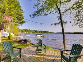 Rustic Poland Vacation Rental with Waterfront Deck!, hotel met parkeren in Poland