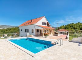 Luxury villa with heated pool & magnificent view, Hotel in Umljanović