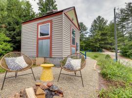 Ideally Located Asheville Tiny Home with Fire Pit, apartment in Asheville