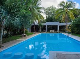 Hermosa Casa en Jardines Cancún, huvila kohteessa Cancún