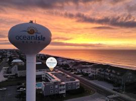OCEAN VIEW condo with POOL steps from the beach! Your Driftwood Oasis awaits!, hotel en Ocean Isle Beach