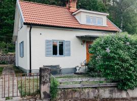 Charming house with wood stove near lake, villa í Virserum