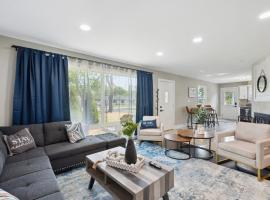 Charming Contemporary Family Home home, hotel in Glenview