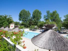 Camping Le Mas de Reilhe โรงแรมที่มีสระว่ายน้ำในCrespian
