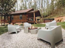 Viesnīca Lake View Cozy Cabin Hocking Hills with Pond and Hot Tub pilsētā Rockbridge