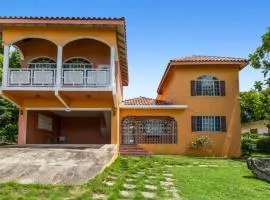 YanceyLargo Estate - Newly Renovated 7BR Beautiful Two-Story w Gorgeous Mountain View villa