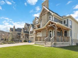 Luxury Chalet-Walk to Beach/Village w Mtn View, luxury hotel in Blue Mountains