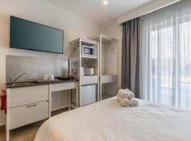 Private studio room 13 at OLO Living nestled in St Julians, feriebolig i Paceville